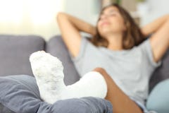 Mujer discapacitada satisfecha que descansa en casa imagen de archivo Mujer discapacitada satisfecha que descansa en casa imagen de archivo