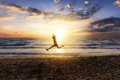 Mujer durante su ejercicio al aire libre en la playa fotografía de archivo libre de regalías Mujer durante su ejercicio al aire libre en la playa fotografía de archivo libre de regalías