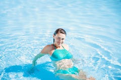 Mujer en bañador azul en piscina cuerpo en agua Vocación y relajación imagen de archivo libre de regalías Mujer en bañador azul en piscina cuerpo en agua Vocación y relajación imagen de archivo libre de regalías