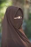 Mujer en Brown Niqab imágenes de archivo libres de regalías Mujer en Brown Niqab imágenes de archivo libres de regalías