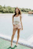 Mujer en centro turístico de lujo cerca de la piscina Vocación del verano fotografía de archivo libre de regalías Mujer en centro turístico de lujo cerca de la piscina Vocación del verano fotografía de archivo libre de regalías