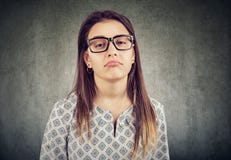 Mujer enfadada aburrida en vidrios foto de archivo libre de regalías Mujer enfadada aburrida en vidrios foto de archivo libre de regalías
