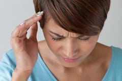 Mujer enferma con el dolor, dolor de cabeza, jaqueca, tensión, insomnio foto de archivo libre de regalías Mujer enferma con el dolor, dolor de cabeza, jaqueca, tensión, insomnio foto de archivo libre de regalías