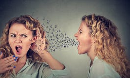 Mujer enojada que grita en chocado imagenes de archivo Mujer enojada que grita en chocado imagenes de archivo