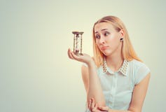 Mujer esperanzada que mira el reloj de arena foto de archivo libre de regalías Mujer esperanzada que mira el reloj de arena foto de archivo libre de regalías