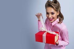 Mujer feliz con el regalo imagen de archivo Mujer feliz con el regalo imagen de archivo