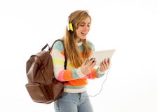 Mujer feliz del estudiante en los auriculares que miran la tableta digital que escucha la m?sica o el tutorial video fotografía de archivo libre de regalías Mujer feliz del estudiante en los auriculares que miran la tableta digital que escucha la m?sica o el tutorial video fotografía de archivo libre de regalías