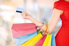 Mujer feliz en compras con los bolsos y las tarjetas de crédito, ventas de la Navidad, descuentos fotos de archivo libres de regalías Mujer feliz en compras con los bolsos y las tarjetas de crédito, ventas de la Navidad, descuentos fotos de archivo libres de regalías