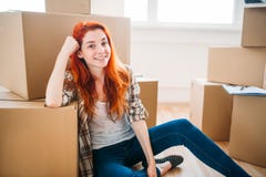 Mujer feliz entre las cajas del cartón, nuevo hogar imágenes de archivo libres de regalías Mujer feliz entre las cajas del cartón, nuevo hogar imágenes de archivo libres de regalías