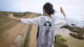 Mujer feliz hermosa que camina afuera en la naturaleza que lleva una mochila metrajes Mujer feliz hermosa que camina afuera en la naturaleza que lleva una mochila metrajes