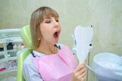 Mujer feliz joven que se sienta en la oficina del dentista, dientes sanos imagenes de archivo Mujer feliz joven que se sienta en la oficina del dentista, dientes sanos imagenes de archivo