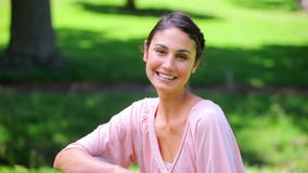 Mujer feliz que disfruta de la naturaleza almacen de metraje de vídeo Mujer feliz que disfruta de la naturaleza almacen de metraje de vídeo