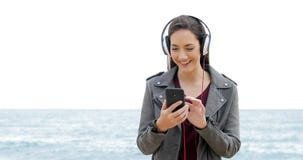Mujer feliz que hojea y que escucha la música Mujer feliz que hojea y que escucha la música