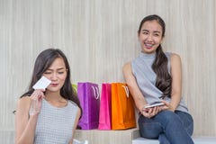 Mujer feliz que paga en café por la tarjeta de crédito y el teléfono elegante La mujer tomó un pago sin contacto Gente, finanzas, imagen de archivo libre de regalías Mujer feliz que paga en café por la tarjeta de crédito y el teléfono elegante La mujer tomó un pago sin contacto Gente, finanzas, imagen de archivo libre de regalías