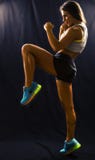 Mujer fuerte de los deportes que hace un retroceso de la rodilla imagenes de archivo Mujer fuerte de los deportes que hace un retroceso de la rodilla imagenes de archivo