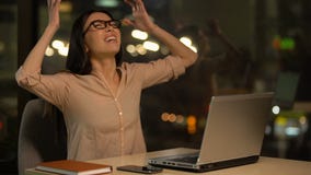 Mujer furiosa sobre el proyecto fracasado, histeria en el trabajo agotador, avería almacen de video Mujer furiosa sobre el proyecto fracasado, histeria en el trabajo agotador, avería almacen de video