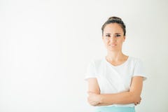 Mujer gruñona que expresa emociones negativas Repugnancia furioso de la demostración de la mujer Imagen de archivo Mujer gruñona que expresa emociones negativas Repugnancia furioso de la demostración de la mujer Imagen de archivo