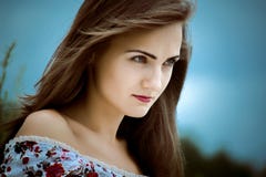 Mujer hermosa Mujer bonita joven que lleva un vestido en un ou del parque imágenes de archivo libres de regalías Mujer hermosa Mujer bonita joven que lleva un vestido en un ou del parque imágenes de archivo libres de regalías