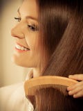Mujer hermosa con el pelo y el peine largos fotos de archivo Mujer hermosa con el pelo y el peine largos fotos de archivo