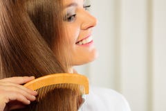 Mujer hermosa con el pelo y el peine largos imagen de archivo Mujer hermosa con el pelo y el peine largos imagen de archivo