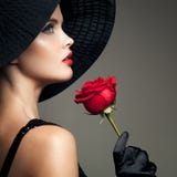 Mujer hermosa con la rosa del rojo Imagen retra de la moda foto de archivo Mujer hermosa con la rosa del rojo Imagen retra de la moda foto de archivo