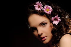Mujer hermosa con las flores en su pelo fotografía de archivo Mujer hermosa con las flores en su pelo fotografía de archivo