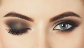 Mujer hermosa con las pestañas largas y con maquillaje de igualación hermoso fotos de archivo libres de regalías Mujer hermosa con las pestañas largas y con maquillaje de igualación hermoso fotos de archivo libres de regalías