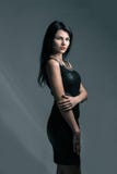 Mujer hermosa con los labios rojos en poco vestido negro foto de archivo Mujer hermosa con los labios rojos en poco vestido negro foto de archivo