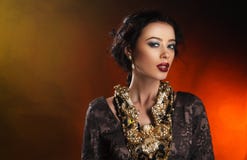 Mujer hermosa con maquillaje de la tarde imagenes de archivo Mujer hermosa con maquillaje de la tarde imagenes de archivo