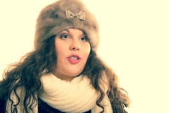 Mujer hermosa de la moda del invierno en retrato caliente de la ropa Imágenes de archivo libres de regalías Mujer hermosa de la moda del invierno en retrato caliente de la ropa Imágenes de archivo libres de regalías