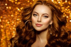Mujer hermosa de oro de la moda, modelo con v largo sano brillante imagenes de archivo Mujer hermosa de oro de la moda, modelo con v largo sano brillante imagenes de archivo