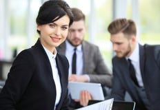 Mujer hermosa en el fondo de hombres de negocios Fotografía de archivo libre de regalías Mujer hermosa en el fondo de hombres de negocios Fotografía de archivo libre de regalías