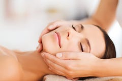Mujer hermosa en el salón del balneario que tiene facial fotografía de archivo Mujer hermosa en el salón del balneario que tiene facial fotografía de archivo