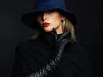Mujer hermosa en sombrero y los guantes de cuero Muchacha retra de la manera foto de archivo Mujer hermosa en sombrero y los guantes de cuero Muchacha retra de la manera foto de archivo