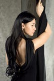 Mujer hermosa en una alineada negra imagenes de archivo Mujer hermosa en una alineada negra imagenes de archivo