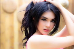 Mujer hermosa encantadora del retrato La muchacha hermosa atractiva es imagen de archivo Mujer hermosa encantadora del retrato La muchacha hermosa atractiva es imagen de archivo