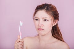 Mujer hermosa infeliz que cepilla sus dientes imágenes de archivo libres de regalías Mujer hermosa infeliz que cepilla sus dientes imágenes de archivo libres de regalías