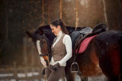 Mujer hermosa joven con el retrato al aire libre del caballo en el día de primavera foto de archivo Mujer hermosa joven con el retrato al aire libre del caballo en el día de primavera foto de archivo