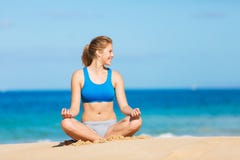 Mujer hermosa Meditating en la playa fotografía de archivo libre de regalías Mujer hermosa Meditating en la playa fotografía de archivo libre de regalías