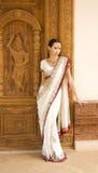 Mujer india joven hermosa en ropa y orienta tradicionales fotografía de archivo Mujer india joven hermosa en ropa y orienta tradicionales fotografía de archivo