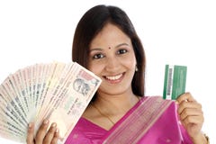 Mujer india que sostiene la tarjeta india de la moneda y de crédito foto de archivo Mujer india que sostiene la tarjeta india de la moneda y de crédito foto de archivo