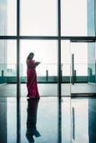 Mujer india que usa la tableta en el pasillo del buildi corporativo moderno foto de archivo Mujer india que usa la tableta en el pasillo del buildi corporativo moderno foto de archivo