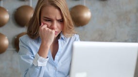 Mujer joven aburrida en la oficina que trabaja con un ordenador portátil y que mira fijamente la pantalla de ordenador metrajes Mujer joven aburrida en la oficina que trabaja con un ordenador portátil y que mira fijamente la pantalla de ordenador metrajes
