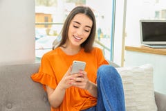 Mujer joven atractiva que usa el teléfono móvil fotografía de archivo libre de regalías Mujer joven atractiva que usa el teléfono móvil fotografía de archivo libre de regalías