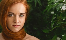 Mujer joven con el pelo rojo alrededor del cuello como bufanda imagenes de archivo Mujer joven con el pelo rojo alrededor del cuello como bufanda imagenes de archivo