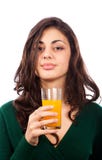 Mujer joven con el zumo de naranja imagen de archivo libre de regalías Mujer joven con el zumo de naranja imagen de archivo libre de regalías