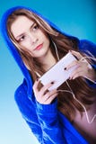 Mujer joven con música que escucha del teléfono elegante Foto de archivo libre de regalías Mujer joven con música que escucha del teléfono elegante Foto de archivo libre de regalías