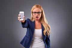 Mujer joven con un teléfono foto de archivo libre de regalías Mujer joven con un teléfono foto de archivo libre de regalías