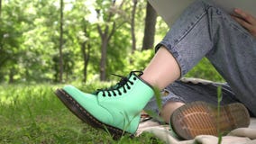 Mujer Joven Con Zapatos Verdes De Moda. Zapatos Urbanos Modernos Para Mujeres Con Estilo Almacen De Video - Vídeo de artista, parque: