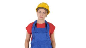 Mujer joven de la construcci?n en el casco de protecci?n que camina en el fondo blanco fotografía de archivo libre de regalías Mujer joven de la construcci?n en el casco de protecci?n que camina en el fondo blanco fotografía de archivo libre de regalías